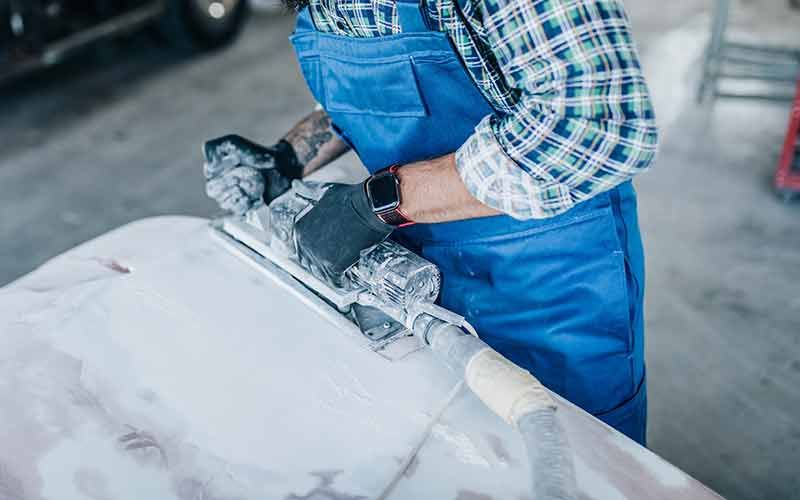 Blaues Auto wird poliert